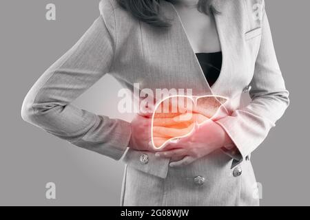 Illustration du foie sur le corps de la femme sur fond gris, hépatite, concept avec soins de santé et médecine Banque D'Images