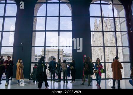 Milan, Italie, 3 2019 mars - vue panoramique sur la place de la cathédrale Duomo un dimanche après-midi - les gens regardant la forme carrée des verres au Museo del Nov Banque D'Images