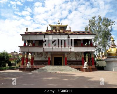 Entrée du temple de Karma Dhargye Chokhor Ling, l'un des nombreux monastères construits par des communautés bouddhistes étrangères dantant la ville de Bodhgaya, Bihar, Inde Banque D'Images