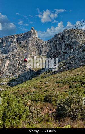 Téléphérique de la Montagne de la table avec les touristes en ordre décroissant Table Mountain, Cape Town, Afrique du Sud Banque D'Images