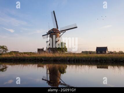 Moulin à vent traditionnel hollandais dans le village de Kinderdijk, Hollande Banque D'Images