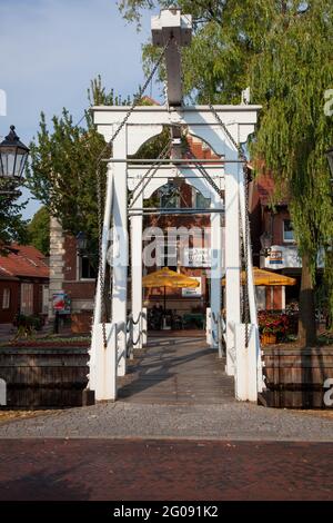 Pont-levis historique le long du canal de Papenburg Banque D'Images