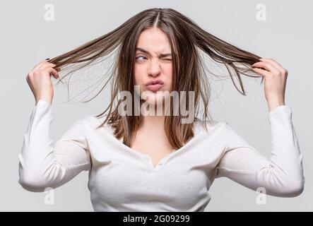 Cheveux salissants. Brunette femme aux poils disgracieux. Fille ayant un mauvais cheveux. Mauvais poils le jour. Femme frustrée ayant de mauvais cheveux. Femme ayant de mauvais cheveux, elle Banque D'Images