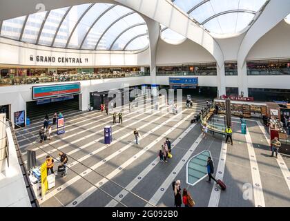 Birmingham New Street Grand Central Station Gare moderne avec des navetteurs en plein soleil brillant à travers le toit en dôme. Vacances d'été Banque D'Images