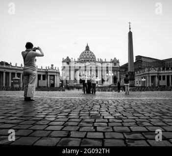 Rome, Italie. Basilique Saint-Pierre vue de l'autre côté de la place Saint-Pierre. Le centre historique de Rome est classé au patrimoine mondial de l'UNESCO. Banque D'Images