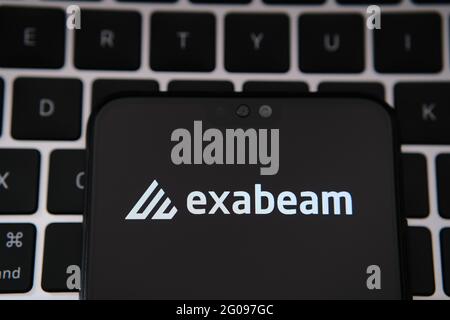 Logo de la société de sécurité Exabeam vu sur l'écran du smartphone avec un clavier d'ordinateur portable flou en arrière-plan. Stafford, Royaume-Uni, 2 juin 2021 Banque D'Images