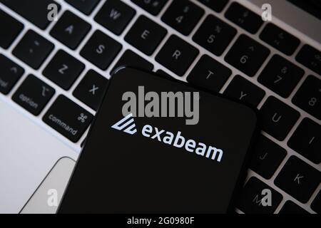 Logo de la société de sécurité Exabeam vu sur l'écran du smartphone avec un clavier d'ordinateur portable flou en arrière-plan. Stafford, Royaume-Uni, 2 juin 2021 Banque D'Images