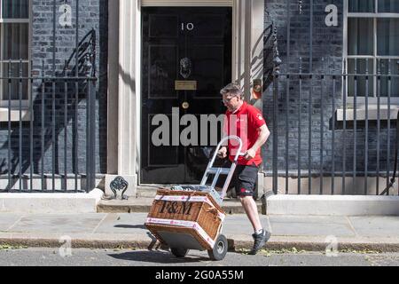 Un grand panier Fortnum et Mason est livré à Downing Street le 2 juin 2021 quelques jours seulement après le Premier ministre Boris Johnson et Carrie Symonds Banque D'Images
