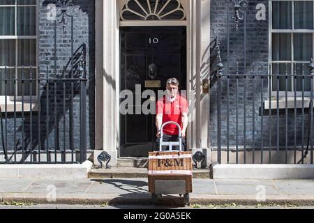 Un grand panier Fortnum et Mason est livré à Downing Street le 2 juin 2021 quelques jours seulement après le Premier ministre Boris Johnson et Carrie Symonds Banque D'Images