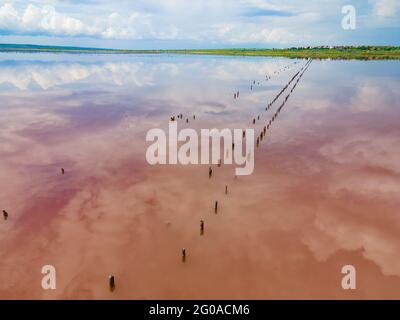 Incroyable lac salé rose avec des reflets de nuages. Complexe naturel à Kuyalnyk, Ukraine Banque D'Images
