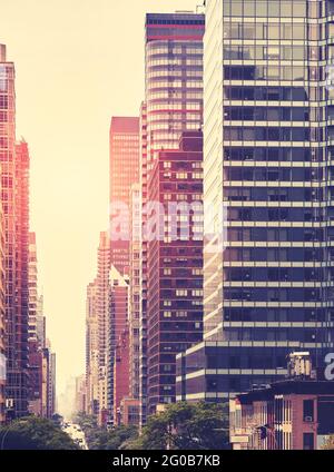 Image colorée du paysage urbain de Manhattan au coucher du soleil, New York, États-Unis. Banque D'Images