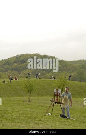 AUGUSTA, ÉTATS-UNIS - 30 avril 2009 : les artistes de plein air peignant dans le paysage du Missouri. Banque D'Images