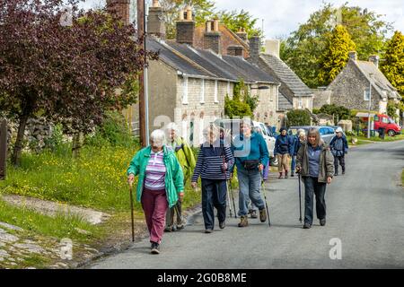 Un groupe de femmes senior appréciant la marche et la randonnée dans l'air frais de la campagne et des villages de Dorset Angleterre Royaume-Uni Banque D'Images