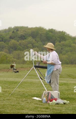 AUGUSTA, ÉTATS-UNIS - 30 avril 2009 : un artiste de plein air peint un paysage du Missouri. Banque D'Images