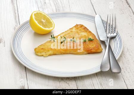 Saganaki, fromage grec frit est l'un des mezzes les plus populaires dans les tavernes grecques Banque D'Images