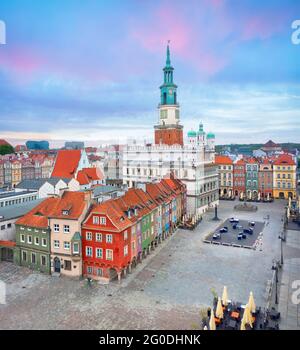 Poznan, Pologne. Vue aérienne de la place du marché (Rynek) avec petites maisons colorées et ancien hôtel de ville Banque D'Images