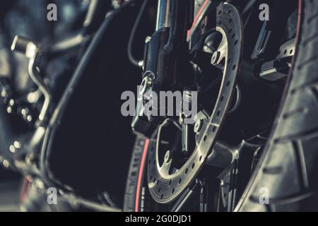 Frein à disque ventilé frein de roue avant de moto. Systèmes de sécurité routière. Banque D'Images