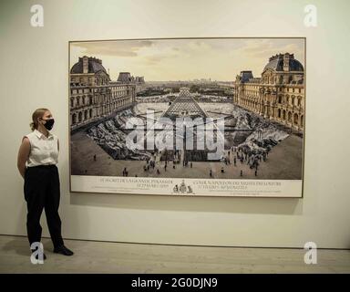 Londres UK 02 juin 2021 Saatchi Gallery présente JR: Chroniques, exposant des œuvres du célèbre photographe français et artiste de rue dont l'identité n'est pas confirmée. The Secret of the Great Pyramid (2019), l'œuvre collaborative à grande échelle de J.R. créée à l'occasion du 30e anniversaire de la Pyramide du Louvre, Paul Quezada-Neiman/Alay Live News Banque D'Images
