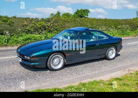 BMW 840 ci Auto 1995 90 vert, 2dr convertible ; conduite sur les routes de campagne en route vers le Capesthorne Hall, salon automobile classique à Cheshire, Royaume-Uni Banque D'Images