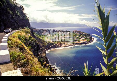 Voyager entre le ciel et la mer. Point de vue sur la côte près de Ponta Delgada. Banque D'Images