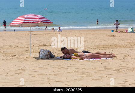 Bournemouth, Dorset, Royaume-Uni. 2 juin 2021. Météo au Royaume-Uni : soleil brumeux et chaud sur les plages de Bournemouth, tandis que les amateurs de soleil se dirigent vers le bord de mer pour profiter du soleil à mi-parcours. Crédit : Carolyn Jenkins/Alay Live News Banque D'Images