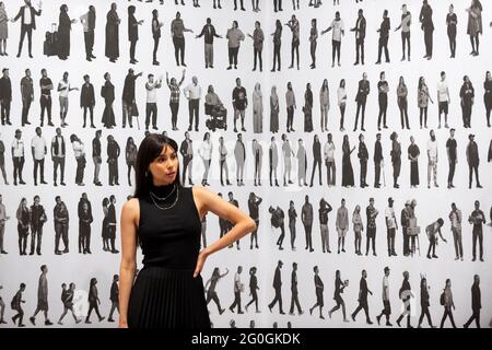 Londres, Royaume-Uni. 2 juin 2021. Modèle Leanna Hunt pose avec 'The Chronicles of New York City', 2019, par JR. Aperçu de “JR: Chroniques” à la galerie Saatchi. Il s'agit de la plus grande exposition de musée solo à ce jour de l'artiste français J.R., reconnu internationalement, avec quelques-uns de ses projets les plus emblématiques des quinze dernières années. L'exposition aura lieu du 04 juin au 03 octobre 2021. Credit: Stephen Chung / Alamy Live News Banque D'Images