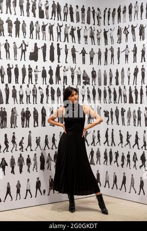 Londres, Royaume-Uni. 2 juin 2021. Modèle Leanna Hunt pose avec 'The Chronicles of New York City', 2019, par JR. Aperçu de “JR: Chroniques” à la galerie Saatchi. Il s'agit de la plus grande exposition de musée solo à ce jour de l'artiste français J.R., reconnu internationalement, avec quelques-uns de ses projets les plus emblématiques des quinze dernières années. L'exposition aura lieu du 04 juin au 03 octobre 2021. Credit: Stephen Chung / Alamy Live News Banque D'Images