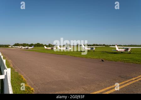 Avion stationné sur la ligne de vol à l'aérodrome de Stapleford, Essex, Royaume-Uni, par une journée ensoleillée. Avion d'entraînement, y compris le Stapleford Flying Club Banque D'Images