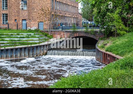 L'embouchure nord de la rivière Panke s'ouvre dans le port Nordhafen du canal maritime Berlin-Spandau à Wedding, Berlin, Allemagne Banque D'Images