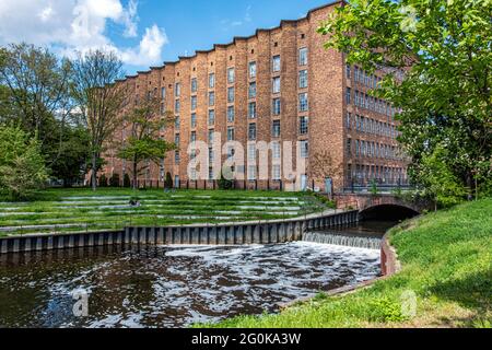 L'embouchure nord de la rivière Panke s'ouvre dans le port Nordhafen du canal maritime Berlin-Spandau à Wedding, Berlin, Allemagne Banque D'Images