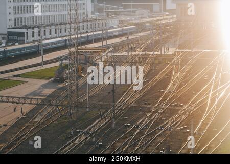 Jonction ferroviaire avec de nombreuses voies ferrées près de la gare dans la ville Banque D'Images