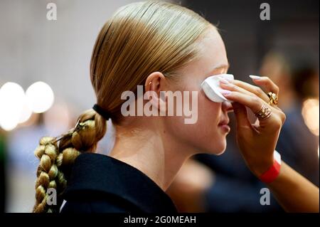 YDNEY, AUSTRALIE - JUIN 02: (NOTE DE LA RÉDACTION: L'image a été créée dans la caméra en utilisant une surface réfléchissante.) Un modèle prépare les coulisses du spectacle Mariam Seddiq lors de la Afterpay Australian Fashion week 2021 Resort '22 Collections à Carriageworks le 02 juin 2021 à Sydney, en Australie. Banque D'Images