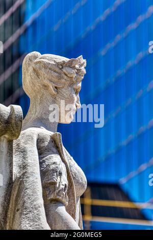 Statue en marbre « Providence as Independent Thought » de J. Massey Rhind, 1907. Situé à l'avant gauche du bâtiment fédéral et du palais de justice sur Exchange place Banque D'Images