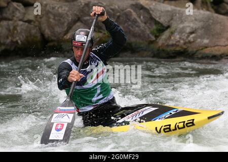 Alexander SLAFKOVSKY, de Slovaquie, participe aux demi-finales de canoë masculin (C1) lors des championnats européens de slalom de canoë de l'ECA sur la rivée de Dora Baltea Banque D'Images