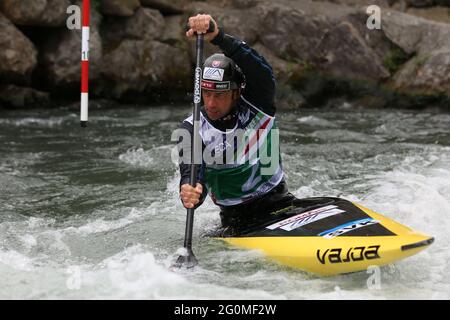 Alexander SLAFKOVSKY, de Slovaquie, participe aux demi-finales de canoë masculin (C1) lors des championnats européens de slalom de canoë de l'ECA sur la rivée de Dora Baltea Banque D'Images