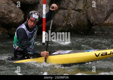 Alexander SLAFKOVSKY, de Slovaquie, participe aux demi-finales de canoë masculin (C1) lors des championnats européens de slalom de canoë de l'ECA sur la rivée de Dora Baltea Banque D'Images