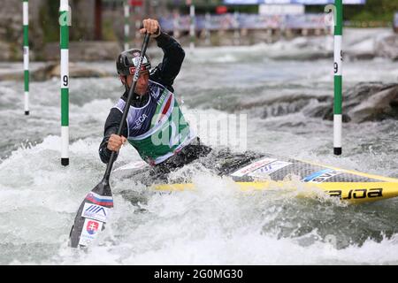 Alexander SLAFKOVSKY, de Slovaquie, participe aux demi-finales de canoë masculin (C1) lors des championnats européens de slalom de canoë de l'ECA sur la rivée de Dora Baltea Banque D'Images