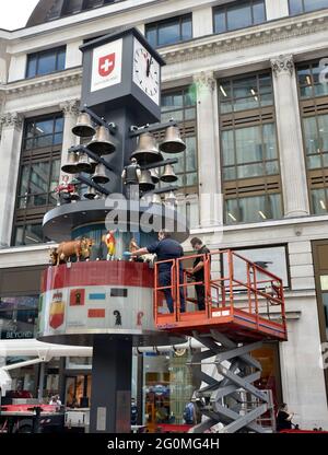 Leicester Square, Londres, Royaume-Uni. 2 juin 2021. Les travailleurs nettoyant le Glockenspiel suisse de Leicester Square. Crédit : Matthew Chattle/Alay Live News Banque D'Images