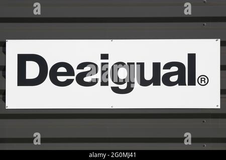 Macon, France - 15 mars 2020 : logo Desigual sur un mur d'un magasin. Desigual est une marque de vêtements dont le siège social est situé à Barcelone, en Catalogne, en Espagne Banque D'Images