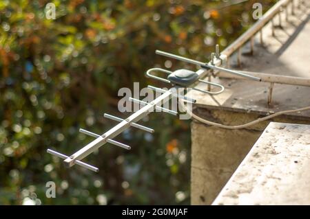 Une antenne TV installée sur un ancien balcon Banque D'Images