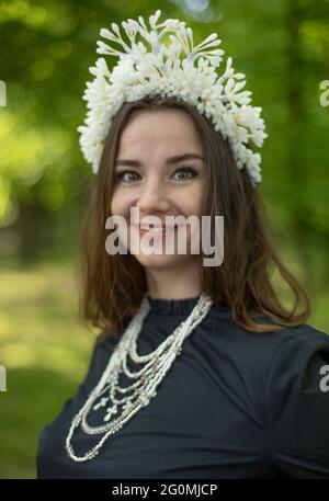 Jeune femme attrayante dans une couronne, portrait Banque D'Images