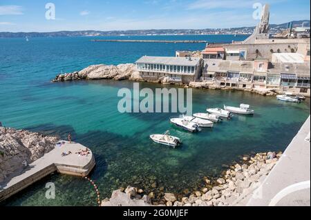 Vue de Malmousque au Vallon des Auffes et au mémorial de guerre, Marseille, France Banque D'Images