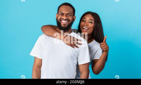 Un couple afro heureux qui se fait des pouces et souriant Banque D'Images