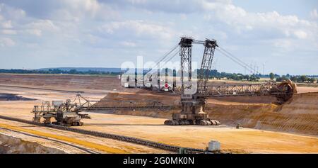 Pelle hydraulique sur pneus à godet. Mine de charbon brun opencast Banque D'Images