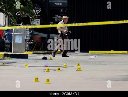 Miami Gardens, États-Unis. 30 mai 2021. La police de Miami-Dade enquête sur un tir de masse lors d'un concert qui a tué deux personnes et blessé plus de 20 autres personnes dans le nord de Miami-Dade, près de Miami Gardens, en Floride, le dimanche 30 mai, 2021. (Photo de Carl juste/Miami Herald/TNS/Sipa USA) crédit: SIPA USA/Alay Live News Banque D'Images