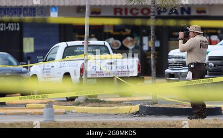 Miami Gardens, États-Unis. 30 mai 2021. La police de Miami-Dade enquête sur un tir de masse lors d'un concert qui a tué deux personnes et blessé plus de 20 autres personnes dans le nord de Miami-Dade, près de Miami Gardens, en Floride, le dimanche 30 mai, 2021. (Photo de Carl juste/Miami Herald/TNS/Sipa USA) crédit: SIPA USA/Alay Live News Banque D'Images