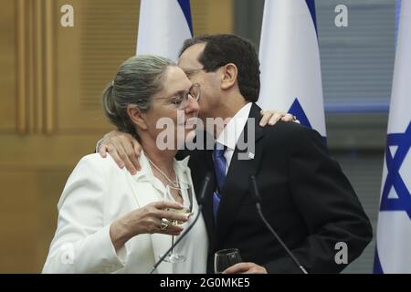 Jérusalem, Israël. 02 juin 2021. Le président élu Isaac Herzog et son épouse Michal célèbrent après une session extraordinaire de la Knesset où les législateurs israéliens ont élu Isaac Herzog comme nouveau président à Jérusalem le mercredi 2 juin 2021. Yair Labip espère former un nouveau gouvernement pour remplacer Netanyahou au poste de premier ministre plus tard aujourd'hui. Photo de piscine par Ronen Zvulun/UPI crédit: UPI/Alay Live News Banque D'Images
