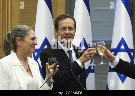 Jérusalem, Israël. 02 juin 2021. Le président élu Isaac Herzog et son épouse Michal célèbrent après une session extraordinaire de la Knesset où les législateurs israéliens ont élu Isaac Herzog comme nouveau président à Jérusalem le mercredi 2 juin 2021. Yair Labip espère former un nouveau gouvernement pour remplacer Netanyahou au poste de premier ministre plus tard aujourd'hui. Photo de piscine par Ronen Zvulun/UPI crédit: UPI/Alay Live News Banque D'Images