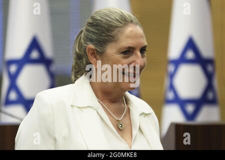 Jérusalem, Israël. 02 juin 2021. Le président élu Isaac Herzog (non présenté) et son épouse Michal célèbrent après une session extraordinaire de la Knesset où les législateurs israéliens ont élu Isaac Herzog comme nouveau président à Jérusalem le mercredi 2 juin 2021. Yair Labip espère former un nouveau gouvernement pour remplacer Netanyahou au poste de premier ministre plus tard aujourd'hui. Photo de piscine par Ronen Zvulun/UPI crédit: UPI/Alay Live News Banque D'Images