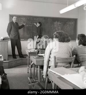 École dans les années 1950. Un enseignant devant les élèves dans une salle de classe. Suède 1953. Réf. BL15-4 Banque D'Images